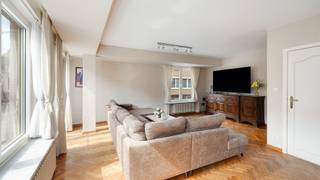 Op een rustige, centrale ligging in het centrum van Heist-aan-Zee bevindt zich deze perfect onderhouden hoekwoning. Uitstekend gelegen in de nabijheid van winkels, horeca en het station. Een solide woning met een praktische indeling, een zonnig terras en een ruime inpandige garage.<br /><br />Indeling: een ruime inkomhal met de trap. Verder vindt u een bureau of hobbyruimte, een ruime wasplaats en een grote inpandige garage.<br /><br />Op de eerste verdieping: een grote leefkeuken voorzien van alle toestellen, een lichtrijke woonkamer, waar de grote raampartijen zorgen voor een aangename natuurlijke lichtinval. De open haard creëert extra sfeer. Op deze verdieping bevinden zich tevens een gastentoilet en een zonnig terras waar u in alle rust kunt genieten.<br /><br />De tweede verdieping omvat drie volwaardige slaapkamers en een moderne badkamer uitgerust met een inloopdouche en een tweede toilet. Tot slot beschikt de woning over een ruime bergzolder, ideaal als extra stockageruimte.<br /><br />Energiezuinig met EPC label C, 13 zonnepanelen met thuisbatterij voorzien, conforme elektrische installatie, grote inpandige garage, ....<br /><br />Bezoeken? Neem contact op met Willem Cauwels op tel 050.89.27.70