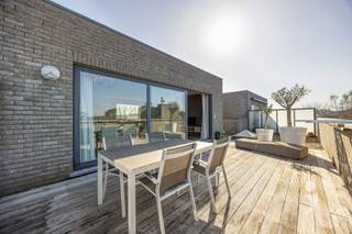 Prachtige penthouse met ruim terras en 3 slaapkamers Gevestigd in residentie Edelweiss, een mooi project gebouwd in 2007 en gelegen op een...