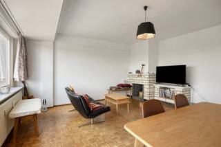 Ruim 1-slaapkamer appartement op een zeer gunstige locatie in nabijheid van winkels, scholen, openbaar vervoer, centrum aalst en op- en afrittencomplex E40. Het appartement omvat een grote leefruimte (+- 28m²) met volledig uitgeruste keuken, een apart toilet, een ruime slaapkamer met aansluitend de badkamer met aansluiting voor wasmachine.  Verder beschikt het appartement nog over een ruime kelderberging van 8m². De maandelijkse lasten voor het appartement bedragen €173 deze voorzien wel al een provisie voor het water en de verwarming. Extra troeven: Ruim appartement (74m²) | Centrale ligging dicht bij het centrum en invalswegen | Lift aanwezig. Bent u op zoek naar een ruim appartement op een rustige locatie of een top-investering? Wenst u meer informatie of een bezoek? Stuur dan gerust een mail naar Louis@immoaccenta.be.