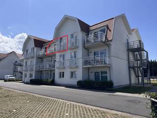Bemeubeld vakantie appartement in het complex NieuwPoort Resort vlakbij het centrum van Nieuwpoort-Stad en de haven.<br /><br />Woonkamer met open uitgeruste keuken, 2 slaapkamers, badkamer met douche, wastafel en toilet en een terras.<br /><br />U heeft eveneens toegang tot alle faciliteiten van het complex zoals een grote speeltuin, binnenzwembad, hamam, sauna, petanqueveld, lounge met spelletjes, bbq, ...<br />Er zijn een overdekte fietsenstalling en parkeerplaatsen op het terrein.<br /><br />Het appartement wordt op heden verhuurd op basis van het Pro-model waarbij het appartement in de verhuurpoule zit een u een gedeelde huuropbrengst ontvangt. Er is de mogelijkheid om later over te schakelen naar het Flex-model waarbij u zelf als eigenaar het appartement kan gebruiken als tweede verblijf en u huuropbrengsten krijgt van de verhuring van uw appartement.<br />Het appartement wordt verkocht met erfpacht.<br />Meer info hierover: 058/41.11.11 of verkoop@immodepanne.be