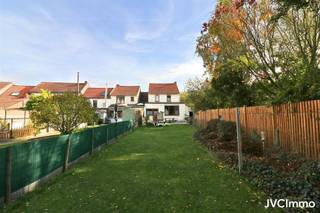 Located in a quiet and pleasant area of Oleye, this healthy house offers an ideal setting for a personalized renovation project. The first...