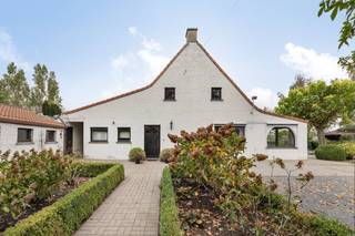 Ontdek deze charmante bedrijfswoning met tal van mogelijkheden op een perceel van 1801 m². Uitzicht op de uitgestrekte velden en omliggende...