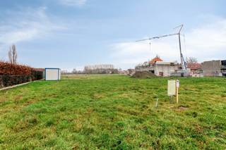 Op een prachtig perceel van 507m² verrijst binnenkort een halfopen woning, een toonbeeld van strakke en moderne architectuur. Stelt u zich eens voor: een stijlvolle entree met toilet en ruimte voor een vestiaire, die u verwelkomt in een lichte woonkamer met een naadloos geïntegreerde open keuken. Deze keuken, het hart van het huis, vormt de perfecte achtergrond voor gezellige etentjes en warme gesprekken. En laten we de handige berging niet vergeten, ideaal voor al uw opslagbehoeften. De elegantie zet zich voort op de bovenverdieping, waar u drie comfortabele slaapkamers vindt, samen met een stijlvolle badkamer. Elk detail van deze woning is zorgvuldig overwogen om comfort en esthetiek te combineren, waardoor u de perfecte balans vindt tussen functionaliteit en moderne luxe. Bent u klaar om de stap te zetten naar het huis van uw dromen?