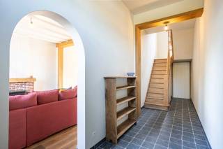 SCHRIJF JE IN VOOR HET EERSTE BEZOEKMOMENT VAN WOENSDAG 28 OKTOBER VIA ONZE WEBSITE!<br /><br />Ben jij op zoek naar een charmante woning met heel wat mogelijkheden in Kruisem? Gevonden!<br /><br />De vlot bereikbare ligging vlakbij het treinstation, bushaltes en belangrijke invalswegen zoals de N60, de lichtrijke leefruimtes en de uitbreidingsmogelijkheden op zolder zijn maar enkele van de vele troeven die we hier terugvinden!<br /><br />INDELING:<br /><br />GLV: Je komt de woning binnen via de inkomhal. Van hieruit heb je toegang tot de lichtrijke living met gezellige kachel. Aansluitend bevindt zich de eetruimte. Wanneer je verder doorloopt, kom je terecht in de ruime en praktische keuken met ontbijthoek. Achter de keuken bevindt zich de volledig afgewerkte badkamer met een mooie inloopdouche. Verder heb je op het gelijkvloers ook toegang tot de ruime en droge kelder.<br /><br />1eV: Op het eerste verdiep kom je boven in de nachthal. Van hieruit heb je toegang tot twee ruime slaapkamers.<br /><br />2eV: Via de vaste trap bereik je de ruime zolderverdieping. Deze biedt heel wat mogelijkheden en kan perfect worden ingericht als derde en vierde slaapkamer, of als één grote extra kamer.<br /><br />BERGING + GARAGE: Via de tuin heb je toegang tot een ruime berging/wasplaats. Daarnaast beschikt de woning over een praktische garage, waardoor je ook langs de achterzijde toegang hebt tot de woning.<br /><br />Lijkt deze charmante woning met uitbreidingsmogelijkheden wel iets voor jou? Aarzel dan zeker niet en contacteer ons vandaag nog om een bezoek in te plannen!