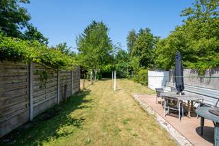 Bent u op zoek naar een woning die u volledig naar uw eigen smaak kunt renoveren aan 6% btw? Dan is deze gezinswoning precies wat u zoekt. Dankzij de rustige ligging en het poortje met rechtstreekse toegang naar de tuin vormt deze woning de ideale basis voor uw toekomstige (t)huis.<br /><br />INDELING:<br />Via de inkomhal betreedt u de leefruimte, gevolgd door de ruime keuken die rechtstreeks uitgeeft op het terras en de tuin. Verder loopt u door naar de badkamer met douche, een apart toilet, een praktische wasplaats, berging en een droge kelder. Via het handige zijpoortje bereikt u rechtstreeks de grote, diepe en afgesloten tuin met 2 terrassen.<br />Op de 1ste verdieping bevinden zich drie volwaardige slaapkamers. <br />De 2de verdieping is bereikbaar via een vaste trap en biedt een vierde kamer én een ruime zolder, die perfect kan worden ingericht als extra slaapkamer(s) met badkamer.<br /><br />TROEVEN<br />• Rustige en centrale ligging<br />• Perceel van 440 m² met diepe, afgesloten tuin<br />• 3 slaapkamers en uitbreidbare zolder<br />• Vaste trap naar de tweede verdieping<br />• Poortje met doorgang van de straat tot in de tuin<br /><br />EXTRA TROEF: <br />Uitstekende ligging! Dankzij de Mobiscore van 8,4/10 geniet u van een vlotte bereikbaarheid van winkels, scholen en openbaar vervoer. <br />Treinstaiton Melle op slechts 300 m en Kouterslag op 1 km wandelen.<br /><br />Bel Marianne op het nr. 0478 38 12 88 voor meer informatie of een bezoek.<br />De vermelde oppervlakten zijn louter informatief en niet bindend.