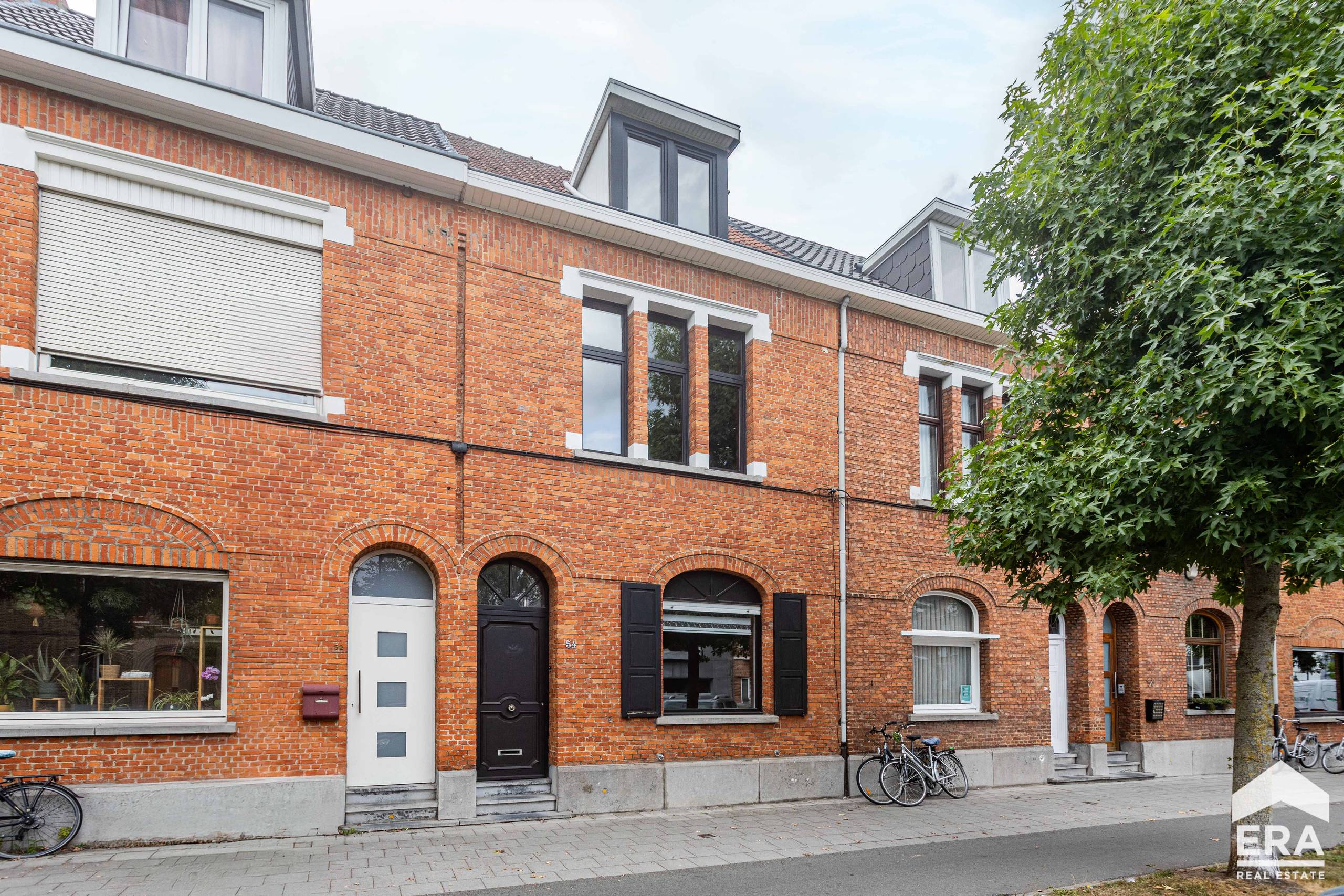 Karaktervolle herenwoning met 4 slpks, 2 terrassen en tuin - foto 1