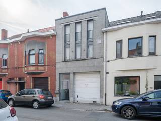 Sint-Amandsberg. Op te frissen directeurswoning met bijhorend magazijn en afzonderlijke loft op een boogscheut van het centrum van Gent. Voor meer...