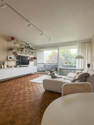 Op de zesde verdieping van een verzorgd gebouw in Mortsel bevindt zich dit gezellige en instapklare appartement van 95 m². De indeling omvat...
