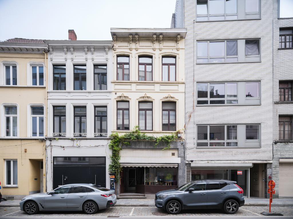 Te renoveren handelshuis (266 m²) met stadstuin. Wonen en werken in het centrum van Gent. - foto 1