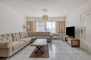 <p><span>Dit instapklaar appartement te koop is gelegen aan de Plezantstraat, op wandelafstand van talloze winkels, voorzieningen voor sport en ontspanning en scholen. De combinatie van het </span><span>centrum van Sint-Niklaas </span><span>dat zich op een boogscheut bevindt</span><span> </span><span>en de E17 in de nabijheid zorgen voor de perfecte locatie.</span></p><p><span>Dit leuke appartement telt heel wat positieve kenmerken gezien dat het gelegen is in een </span><span>kleinschalig appartementsgebouw</span><span>. Het beschikt over twee slaapkamers, een </span><span>EPC label B</span><span> en een </span><span>bewoonbare oppervlakte</span><span> van maar liefst </span><span>92m² </span><span>(cfr. EPC). Het plat dak doet momenteel dienst als ruim terras van 20m², doch is dit niet zo gekend.</span></p><p><span>indeling</span><span>:</span></p><p><span>- inkomhal</span></p><p><span>- ruime, lichtrijke woonkamer </span></p><p><span>- keuken dewelke geïnstalleerd is met een elektrische kookplaat, oven en dubbele wastafel</span></p><p><span>- ruime berging met voorzieningen voor wasmachine en droogkast</span></p><p><span>- noordoost gericht plat dak dienstig als terras</span></p><p><span>- nachthal </span></p><p><span>- eerste slaapkamer </span></p><p><span>- tweede slaapkamer</span></p><p><span>- badkamer voorzien van een bad, douche, toilet en wastafel</span></p><p><span>Troeven</span></p><p><span>- centrale ligging in Sint-Niklaas</span></p><p><span>- zeer ruime én lichtrijke leefruimte</span></p><p><span>- EPC label B</span></p><p><span>Ben jij geïnteresseerd in dit ruim én instapklaar appartement te koop, ben je op zoek naar ander vastgoed, een investering of wens je de waarde van jouw eigendom te kennen? Dan ben je bij BOLT Immo aan het juiste adres! Wij helpen jou graag verder.</span></p><p><span> </span></p><p><span> </span></p>