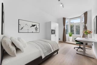 Op zoek naar een comfortabele plek om te studeren en te ontspannen? Deze ingerichte studentenkamer aan de voorzijde op het eerste verdiep, biedt alles wat je nodig hebt: een eigen badkamer met regendouche, een handige ontbijtplek met ingebouwde kasten, microgolfoven en koelkast met vriesvak. De kamer maakt deel uit van Trivest, een duurzaam studentenproject met EPC A-label. Geniet van vier moderne gemeenschappelijke keukens, een groene parkachtige binnentuin én een toplocatie op wandelafstand van campussen, station en stad. Perfect voor studenten die stijl, comfort en energiezuinig wonen willen combineren. De maandelijkse huuropbrengst wordt geschat op 680 euro.Wacht niet te lang! Contacteer ons vandaag nog via info@homies.be of 016 22 82 22. HOMIÉS, an Eye for Immo.<br /> 