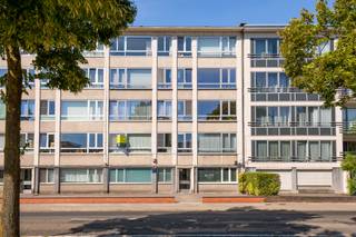 <strong>Te renoveren 2 slaapkamer appartement, véél licht + garage</strong><br /><br />De <strong>Prins Boudewijnlaan is alom gekend</strong> en is een <strong>zéér goede uitvalsbasis voor woon- en werkverkeer. </strong>Letterlijk alles wat we dagdagelijks nodig hebben vindt men <strong>op wandelafstand.</strong><br /><br />Dit appartement heeft een <strong>ruime inkom</strong> die toegang heeft tot alle kamers. Meteen valt de <strong>living op die baadt in het licht </strong>en een ver uitzicht biedt. De keuken is aansluitend. Een berging is handig. Verder treffen we we de badkamer (ligbad) aan en de twee slaapkamers. Achteraan is er een <strong>klein zuidwest gericht terras. </strong>Het pand <strong>beschikt over een afgesloten garage</strong> die verplicht mee aan te kopen is aan 30.000 euro.<br /><br />Alles is wat verouderd en vraagt een beetje renovatie maar de ligging is top! Het appartement is momenteel <strong>verhuurd aan een oudere dame die héél graag zou willen blijven wonen. </strong>Dat klinkt interessant voor de investeerders!<br /><br />Bel ons snel voor een bezoekje! Het loont de moeite.<br /><br />EPC: B 174 kWh/(m2 jaar)<br />Elektriciteitskeuring: niet conform<br />Asbestattest: in progress