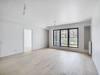 <strong>SCHAERBEEK</strong>, op een steenworp afstand van het Josaphatpark, in een rustige en groene wijk, in een recent en goed gelegen appartementencomplex met een mooie privétuin bij het gebouw, een luxe appartement met een oppervlakte van ±117 m². Het appartement bestaat uit een inkomhal met een garderobe en een toilet met wastafel, een woonkamer van ±36 m² met een volledig uitgeruste open keuken, een terras van ±5 m², 2 slaapkamers, een studeerkamer, een badkamer, een doucheruimte, een wasruimte, een kelder en een parkeerplaats binnen, inbegrepen in de huurprijs. Beschikbaar vanaf 15/11/2026! Raming van de kosten: 200 €/maand (gemeenschappelijke kosten, warm water en verwarming). EPC: A 8,80 kg CO²/(m²/jaar).<br /><br />
<p><strong><span>Op de 1e verdieping: (B1.1)</span></strong></p>
<ul>
<li>Entreehal met garderobe en toilet met wastafel – gepantserde deur en videofoon</li>
</ul>
<ul>
<li>Woonkamer van ±36 m² met toegang tot het terras van ±5 m²</li>
</ul>
<ul>
<li>Volledig uitgeruste open keuken (spoelbak, oven, kookplaten, afzuigkap, koelkast, vriezer, vaatwasser)</li>
</ul>
<ul>
<li>Slaapkamer 1 van ±14 m²</li>
</ul>
<ul>
<li>Slaapkamer 2 van ±9,5 m</li>
</ul>
<ul>
<li>Kantoor van ±8 m²</li>
</ul>
<ul>
<li>Badkamer (wastafel, bad/douche)</li>
</ul>
<ul>
<li>Aangrenzende doucheruimte (douche, wastafel)</li>
</ul>
<ul>
<li>Wasruimte</li>
</ul>
<p>Kelder nr. C29</p>
<p>Overdekte parkeerplaats nr. 23 op niveau -2</p>