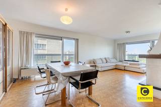 <p><span>Lichtrijk hoek-appartement met 3 slaapkamers en riante terrassen "with a view"!</span></p><p><span>Dit instapklaar appartement van maar liefst 129m² ligt op de 11</span><span><sup>de</sup></span><span> verdieping van een gebouw op het uiteinde van de gerenommeerde Fruithoflaan. Zodoende geniet u vanuit haast elke ruimte van een prachtig en groen uitzicht zonder enige inkijk. Op deze toplocatie zijn winkels, horeca, scholen, parken, sportfaciliteiten, openbaar vervoer en belangrijke invalswegen steeds vlakbij, net als het bruisende stadsleven. Het appartement werd doorheen de jaren grondig opgewaardeerd en heeft mede dankzij de recente HR ramen een zéér gunstig EPC (B/120). Kortom, een appartement waar authenticiteit en karakter hand in hand gaat met hedendaags comfort.</span></p><p><span> </span></p><p><span>Inkomhal, leefruimte & keuken:</span></p><p><span>U betreedt het appartement via de inkomhal met veiligheidsdeur, videofoon en grote ingemaakte kastenwand. De prachtige blokjesparket met sierlijst valt meteen in het oog en vindt u ook in de leefruimte terug. Met dank aan de hoekligging is de natuurlijke lichtinval in de woonkamer (ca.35m²) alomtegenwoordig en kijkt u uit op de magnifieke Antwerpse skyline. De recente keuken op XL-tegelvloer ligt aanpalend en is voorzien van een granieten werkblad en kwalitatieve toestellen (inductievuur, dampkap, oven, vaatwasser en koelkast). </span></p><p><span> </span></p><p><span>Nachthal, bergingen, wasruimte, toilet, badkamer & slaapkamers:</span></p><p><span>De nachthal, eveneens op parket, herbergt 2 praktische bergingen, een aparte wasruimte en een gastentoilet met handenwasser. De oogstrelende badkamer is geheel betegeld in marmer en omvat een ligbad/regendouche combinatie, dubbel wasmeubel, spiegelkast met ledverlichting, handdoekradiator en een extra toilet. Het appartement telt 3 volwaardige slaapkamers (ca. 10, 12,5 en 15m²) die allen aan de nog rustigere achterzijde liggen en rechtstreekse toegang bieden tot het terras.</span></p><p><span> </span></p><p><span>Terrassen & kelder:</span></p><p><span>Met een uitgestrekte terras aan de voorzijde (28,5m²) en een omvangrijk terras aan de achterzijde (15m²) kan u steeds in alle rust genieten van zon en schaduw, vergezeld van een feeëriek en groen uitzicht. Het is de perfecte plek om na een drukke werkdag even uit te blazen of gezellig te aperitieven, gevolgd door een lekker diner. Een droge, privatieve kelderberging is inbegrepen. </span></p><p><span> </span></p><p><span>Extra troeven: </span></p><p><span>- Mobiscore: 9,2/10</span></p><p><span>- 129 m² cfr EPC</span></p><p><span>- Gunstig EPC 120/B</span></p><p><span>- HR ramen (ca. 2022)</span></p><p><span>- Instapklaar</span></p><p><span>- Terrassen (43,5m² met panoramisch uitzicht)</span></p><p><span>- Zonnepanelen GD</span></p><p><span>- Kelder</span></p><p><span> </span></p>