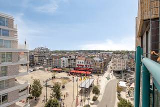 Dans le centre de La Panne, nous trouvons cet appartement lumineux (80m²) à vendre. L'appartement dispose de 2 chambres, de 2 terrasses (total de 11 m²) et d'un sous-sol privé. Situé à quelques pas de la mer et à proximité de tous les commerces et restaurants ! Vous recherchez un bien immobilier à La Panne ? Assurez-vous de continuer à lire !MISE EN PAGE :&gt; Septième étage :- hall d'entrée avec vestiaire ;- espace de vie avec accès à la terrasse avec vue sur le marché ;- cuisine avec cuisinière, hotte, réfrigérateur, four, lave-vaisselle et évier ;- un débarras séparé avec raccordement pour machine à laver ;- chambre à coucher (1) ;- chambre (2) avec accès à la terrasse surplombant le quartier Dumont ;- salle de bain avec douche, baignoire, toilettes, double vasque avec lavabo et raccordement pour machine à laver ;- toilettes séparées&gt; rangement privé au sous-solGÉNÉRAL :- chauffage central au gaz naturel avec une nouvelle chaudière à condensation depuis 2023 ;- EPC B favorable (195 kWh/m² par an)- double vitrage en aluminium renouvelé depuis 2024 ;Vous recherchez un appartement agréablement spacieux, comme investissement, résidence permanente ou résidence secondaire ? N'hésitez pas à contacter Dewaele Koksijde (058 330 600).