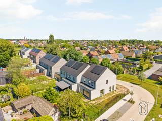 Nieuwbouwwoningen in Menen op rustige en vlot bereikbare ligging
Ontdek deze moderne nieuwbouwwoningen in de Charles Cappellestraat in Menen. U woont er in een rustige buurt, vlak bij winkels, scholen en belangrijke invalswegen richting Kortrijk, Ieper en Gent.
De woningen combineren hedendaagse architectuur met comfort en energiezuinigheid. Ze beschikken over een lichtrijke leefruimte, open keuken, 3 slaapkamers, moderne badkamer en extra bergruimte of zolder. Afhankelijk van het type geniet u bovendien van een garage of carport.
Dankzij zonnepanelen en een kwalitatieve afwerking woont u duurzaam én comfortabel.
Ideaal voor wie op zoek is naar een stijlvolle, energiezuinige woning op een centrale locatie.
Een bezoek gewenst? Neem dan contact op met Emiel via: emiel@immobeguin.be