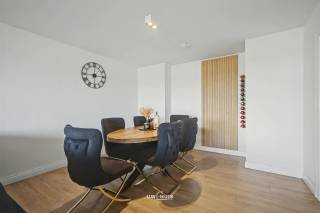 Dit knap gerenoveerde appartement in het Koningin Fabiolapark biedt een comfortabele en lichtrijke woonomgeving met een bewoonbare oppervlakte van...