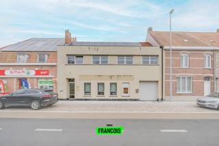 Ontdek deze unieke combinatie van wonen en werken te koop in Boezinge, op slechts 10 minuten van Ieper. Deze instapklare woning biedt ruimte, comfort en tal van mogelijkheden.<br /><br />Dit ruime eigendom van 267 m² omvat een lichtrijk appartement met een aangename indeling. Op de eerste verdieping geniet u van een gezellige leefruimte, een volledig uitgeruste keuken en een zeer ruim terras waar het heerlijk vertoeven is. Verder beschikt het appartement over 1 slaapkamer en een badkamer. De aanwezigheid van een charmante tuin zorgt voor extra buitenruimte en rust.<br /><br />Op het gelijkvloers bevindt zich een handelsruimte met winkelgedeelte en doorgang naar een achterliggend magazijn. Dankzij de garage en de vele parkeermogelijkheden is dit pand ideaal voor zelfstandigen of wie wonen en werken wil combineren. Gelegen in Boezinge, nabij het centrum en op korte afstand van Ieper, geniet u hier van een topligging met vlotte bereikbaarheid.<br /><br />Interesse in deze veelzijdige gezinswoning te koop in Boezinge? Contacteer Immo Francois vandaag nog en plan uw bezoek.<br /><br />Wenst u uw eigen woning te verkopen in Boezinge of regio Ieper? Immo Francois biedt u graag een gratis en professionele schatting aan.<br /><br />Woning verkopen in Boezinge? Vraag je gratis schatting aan bij Immo Francois via rene@immofrancois.be. <br /><br />
