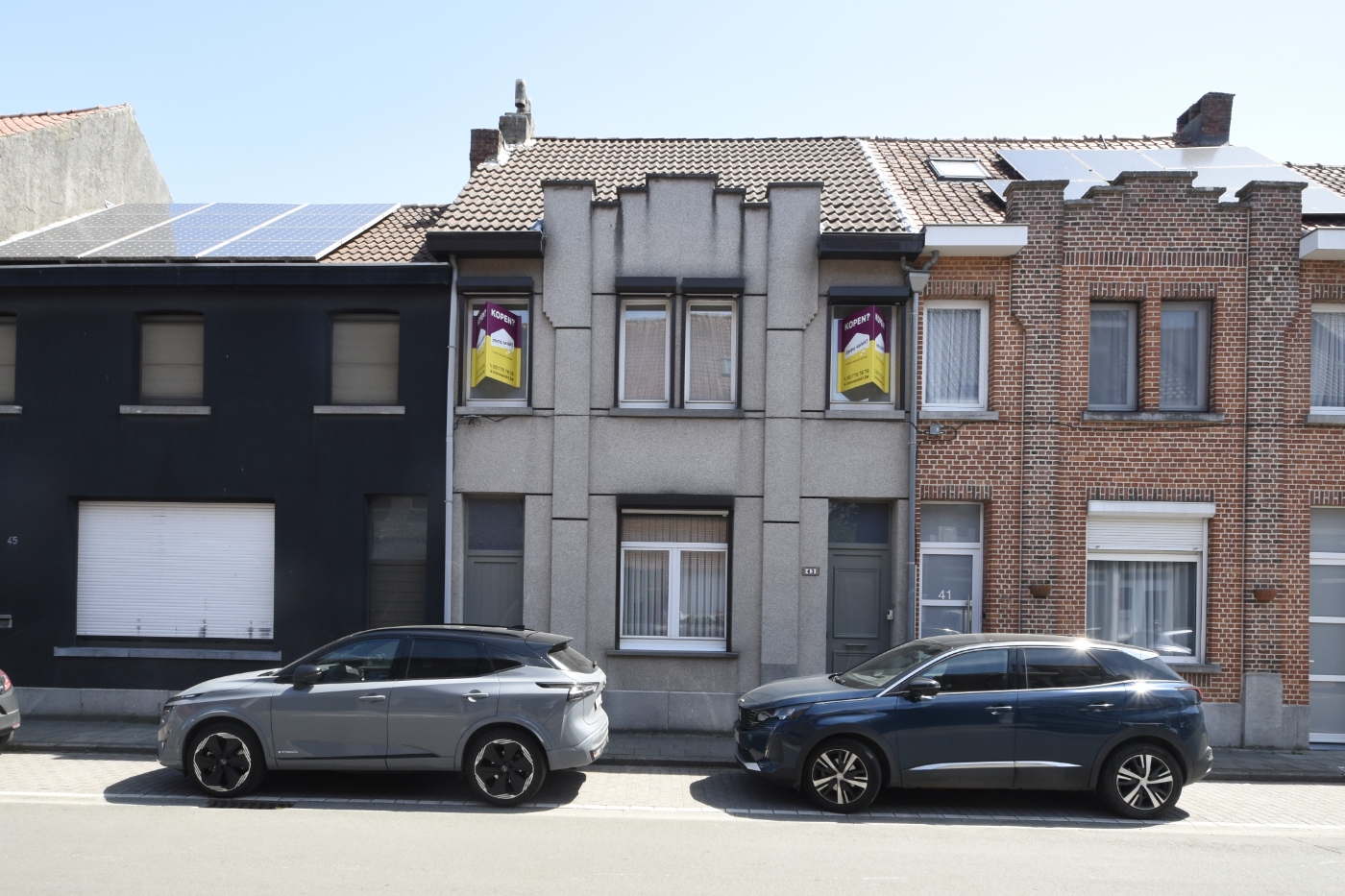 Te renoveren gezinswoning met grote tuin en achteruitweg in hartje Kruibeke - foto 1