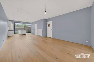 Op zoek naar een instapklare woning met ruimte, licht en comfort? Deze verzorgde woning, gelegen in de Karabinierstraat te Westrozebeke, combineert een aangename leefruimte met een praktische indeling en drie slaapkamers.<br /><br />Bij het binnenkomen wordt u verwelkomd in een ruime leefruimte met open keuken, uitgerust met alle nodige comfort. Dankzij de grote raampartijen aan de achterzijde geniet de leefruimte van een overvloed aan natuurlijk licht en heeft u bovendien een mooi zicht op de tuin.<br /><br />Op de eerste verdieping bevindt zich een ruime slaapkamer, een grote badkamer en een handige berging.<br /><br />De tweede verdieping biedt nog twee volwaardige slaapkamers en geeft bovendien toegang tot de zolderruimte, die extra opbergruimte biedt.<br /><br />Als extra troef bestaat er de mogelijkheid om een garage aan te kopen voor € 22.500.<br /><br />Een ideale woning voor wie op zoek is naar een instapklare en comfortabele thuis met een praktische indeling, veel lichtinval en drie slaapkamers.<br /><br />