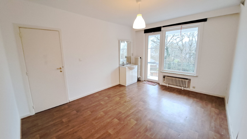 Ruim en lichtrijk 2-slaapkamerappartement met terras te koop in Sint-Michiels Brugge - foto 4
