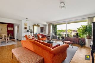 Licht en royaal 4-slaapkamerappartement (173 m²) met twee terrassen op de bruisende Fruithoflaan in BerchemGelegen op de zesde verdieping van een...