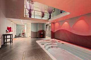 Droomt u van een rendabele eigen zaak gecombineerd met comfortabel wonen? Deze goed draaiende wellness in Kallo (Beveren) biedt 3 luxueuze...