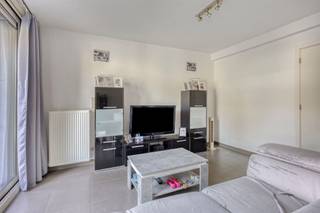 <p><span><span>Dit centraal gelegen appartement bevindt zich op wandelafstand van het centrum van Aalst, winkels, scholen en openbaar vervoer, en biedt een vlotte verbinding naar de E40. </span></span><br /><span><span>Het appartement is gelegen op de eerste verdieping en omvat een inkomhal, een lichtrijke woonkamer met eetruimte en een volledig uitgeruste open keuken, aangevuld met een praktische berging. </span></span><br /><span><span>Verder beschikt het over twee slaapkamers, een badkamer en een afzonderlijk toilet met lavabo. </span></span><br /><span><span>Aan de straatzijde bevindt zich een gezellig terras.</span></span></p><p><span><span>Het gebouw is uitgerust met een lift.  </span></span><br /><span><span>Zeer gunstig EPC-label: A en elektriciteit conform.</span></span></p><p><span><span>Het appartement is momenteel verhuurd aan een aantrekkelijke huurprijs, waardoor het een uitstekende investeringseigendom vormt met een onmiddellijk huurrendement.</span></span></p><br />