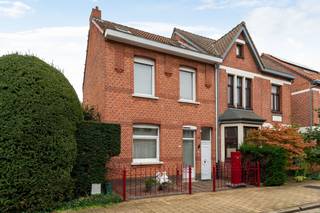 Achter deze karaktervolle gevel in het centrum van Kapellen schuilt een woning die heel wat te bieden heeft. <br />Een royale leefkeuken, een ruime woonkamer, een gezellige veranda en drie slaapkamers. Voeg daar nog een sauna en jacuzzi aan toe en je hebt een thuis waar gezelligheid en comfort mooi samenkomen.<br /><br />De ligging is alvast een grote troef. Je woont hier midden in Kapellen, met winkels, gezellige horecazaken, scholen en het station op korte afstand. Ook sportfaciliteiten en belangrijke verbindingswegen zijn vlot bereikbaar. Zin om even de natuur in te trekken? Het bosgebied De Uitlegger en verschillende mooie wandel- en fietsroutes liggen vlakbij.<br /><br />Binnen verrast de woning met haar aangename ruimtes en warme, huiselijke sfeer. De grote woonkamer biedt alle plaats om gezellig samen te zijn, terwijl de royale leefkeuken uitnodigt om uitgebreid te koken, te tafelen en nog wat langer te blijven zitten. De veranda vormt een fijne extra leefruimte waar je in alle rust kan genieten.<br /><br />Met drie slaapkamers is er bovendien voldoende ruimte voor het hele gezin, een logeerkamer of een plek om thuis te werken.<br /><br />En ook aan ontspanning is gedacht. Met een eigen sauna, jacuzzi en airconditioning geniet je hier van dat tikkeltje extra comfort, gewoon bij je thuis.<br /><br />De huidige eigenaars investeerden niet alleen in wooncomfort, maar ook in de kwaliteit en energiezuinigheid van de woning. Zo werden onder meer de daken aangepakt, bijkomende isolatie voorzien en zonnepanelen geplaatst. Het resultaat is een verzorgde, instapklare woning waar je zonder grote werken je intrek kan nemen.<br /><br />Benieuwd wat er allemaal achter deze gevel schuilt? We laten het je graag ontdekken tijdens een bezoek.<br /><br />BESCHIKBAAR VOORJAAR 2027 - KOOP NOG AAN 2%