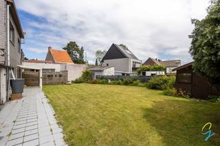 <p>Te koop te Wetteren!<br />Deze halfopen bebouwing in Wetteren biedt een uitstekende opportuniteit voor wie op zoek is naar een woning met veel potentieel. <br />Gelegen en omgeven door weidelanden en bossen en op een mooi perceel van bijna 5are beschikt de woning over vier slaapkamers en een aangename tuin, ideaal voor gezinnen of wie graag van buitenruimte geniet. <br />Als renovatieproject aan 6% biedt deze eigendom tal van mogelijkheden om een warme thuis volledig naar eigen smaak en wensen te creëren.<br />Vlakbij winkels, openbaar vervoer, station en oprit autostrade.<br />Graag een bezoek? Contacteer Wolf op 0498 54 06 90 of via Wolf@cornelis-goeman.be.</p>