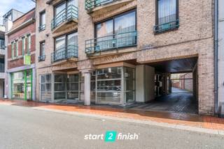 Dit centraal gelegen kantoor (171 m²) met 3 private parkeerplaatsen deed voorheen dienst als bankkantoor.<br /><br />Het pand beschikt over een ingang vooraan en aan de zijkant van het gebouw.<br /><br />De indeling van dit handelsgelijkvloers is als volgt<br />Gelijkvloers (144 m²) met verschillende bureauruimtes, wachtzaal, onthaal, kluis...<br />Kelderverdieping (27 m²) met keuken<br /><br />Extra troeven:<br />- Ruime vitrine; 8,75m gevelbreedte<br />- Drie parkeerplaatsen achter de kantoorruimte gelegen en toegankelijk via de afgesloten<br />doorrit<br /><br />Watergevoelig openruimtegebied (Worg): NVT<br /><br />Het kantoor kan aangewend worden als winkel of voor het uitoefenen van een vrij beroep<br /><br />Dit pand wordt verkocht onder het systeem van START 2 FINISH.<br />Elk prijsvoorstel gelijk of hoger dan deze startprijs wordt voorgelegd aan de verkoper(s) die dit al dan niet kan aanvaarden.<br />Startprijs: 185.000 EUR