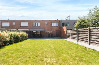<p><span>Situation<br />C'est</span><span>dans un cadre de vie calme et agréable que vous découvrirez cette magnifique maison familiale située dans la Ledelaan, à Sleidinge. <br />Une maison contemporaine où confort, espace et ambiance chaleureuse s'harmonisent à la perfection. <br />Grâce à son emplacement idéal, vous profiterez ici d’un cadre de vie agréable, avec toutes les commodités à proximité.</span><span><br /><br />Une maison soignée dans les moindres</span><span>détails<br />Dès votre arrivée, vous ressentirez immédiatement le soin et l’attention avec lesquels cette maison a été entretenue. <br />Le hall d’entrée vous accueille avec élégance et mène aux agréables espaces de vie. <br />Le salon chaleureux constitue le cœur de la maison, avec comme élément d’ambiance la belle cheminée dans le coin salon. <br />La superbe cuisine s’intègre parfaitement à l’espace de vie.<br />Son style contemporain, son agencement pratique et ses finitions de qualité en font un lieu de vie agréable.<br />Au premier étage, vous trouverez trois chambres à part entière ; la salle de bains est aménagée de manière pratique et offre tout le confort nécessaire à la vie quotidienne de la famille.</span></p><p><span>À l'arrière de la maison, vous découvrirez un jardin soigné avec terrasse, un espace extérieur agréable où vous pourrez vous détendre en toute tranquillité. <br />La terrasse couverte vous permet de profiter pleinement de la vie en plein air, même les jours moins ensoleillés. <br />Un endroit idéal pour les longues soirées d'été, les dîners conviviaux ou un moment de détente autour d'un café.<br /><br />Cette maison parfaitement entretenue allie le confort de vie contemporain à la chaleur et à la convivialité.</span><span><br /><br />Supplément<br />/</span><span><br /><br /><br />Atouts<br /><br /><br /><br /><br /></span></p>