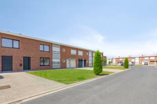 Op zoek naar een nieuwe stek in Ledegem? Dan is deze gerenoveerde woning dé ideale kanshebber!Deze instapklare woning onderging in '2024 -'25 een...