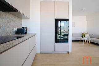 <strong>Exclusief wonen op een toplocatie in Oostende</strong><br /><br />Op zoek naar een instapklaar appartement te huur in Oostende?<br />Dit volledig gerenoveerde en smaakvol gemeubelde appartement op de <strong>8ste verdieping van Residentie De Ra</strong> biedt een uitzonderlijke woonervaring met een panoramisch uitzicht op de <strong>Mercator</strong>, de <strong>jachthaven</strong> en de stad.<br />Dankzij de centrale ligging bevindt u zich op wandelafstand van winkels, restaurants, het station, de zee en alle voorzieningen die Oostende te bieden heeft.<br /><br /><strong>Lichtrijke leefruimte met adembenemend uitzicht</strong><br />De ruime en gezellige woonkamer geniet van grote raampartijen die zorgen voor een overvloed aan natuurlijk licht.<br />Vanuit de leefruimte heeft u toegang tot het terras, waar u elke dag kunt genieten van een uniek en blijvend open zicht op de Mercator en de jachthaven.<br /><br /><strong>Moderne open keuken</strong><br />De stijlvolle open keuken is volledig geïntegreerd in de leefruimte en beschikt over een moderne afwerking.<br />Ideaal voor wie houdt van comfortabel en eigentijds wonen.<br /><br /><strong>Twee rustige slaapkamers</strong><br />Achteraan het appartement bevinden zich 2 volwaardige slaapkamers, beide uitgevend op een tweede terras met een aangenaam open uitzicht.<br /><br /><strong>Comfortabele badkamer</strong><br />De moderne badkamer is uitgerust met een inloopdouche en lavabo, en werd afgewerkt met kwaliteitsvolle materialen.<br /><br /><strong>Extra troeven</strong><br /><span>Volledig gemeubeld</span><br /><span>Uniek zicht op de Mercator en de jachthaven</span><br /><span>Parking aan de residentie</span><br /><br /><strong>Praktische informatie</strong><br /><span><strong>Beschikbaar:</strong> vanaf <strong>1 september (of in overleg)</strong></span><br /><span><strong>Bewoonbare oppervlakte:</strong> 77 m² + terrassen</span><br /><span><strong>EPC:</strong> 233 kWh/m²/jaar</span><br /><span>Provisie gemeenschappelijke kosten<strong>:</strong> € 150 per maand</span><br /><span>Centrale verwarming op aardgas</span><br /><br /><strong>Interesse?</strong><br />Bent u op zoek naar een gemeubeld appartement met twee slaapkamers, terras en een uniek uitzicht in het hart van Oostende? Neem dan vandaag nog contact op voor meer informatie of een bezichtiging.<br /><br />Dit instapklare appartement combineert comfort, een uitstekende ligging en een uitzonderlijk uitzicht op een van de mooiste locaties van Oostende.<br />
