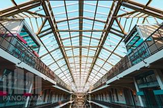 Instapklare <strong>kantoorruimte van 348 m² </strong>te huur op een toplocatie in het hart van Brussel, met uitstekende bereikbaarheid.<br />De ruimte maakt deel uit van het iconische Tour &amp; Taxis, Koninklijk Pakhuis, een karaktervol en volledig gerenoveerd kantoorgebouw waar erfgoed en modern werkcomfort samenkomen.<br /><br />Het gebouw werd recent verder geoptimaliseerd met duurzame en hoogwaardige voorzieningen zoals <strong>zonnepanelen en HVAC</strong>. De lucht wordt volledig 5 keer per uur ververst, wat zorgt voor een constant gezond binnenklimaat. Daarnaast zijn in elke module sensoren geïnstalleerd die de luchtvochtigheid en <strong>CO₂-niveaus meten</strong>. De liften en automatische deuren zijn bovendien uitgerust met digitale toegangscontrole.<br /><br />Gebruikers genieten daarnaast van extra troeven zoals vernieuwde sanitaire blokken, douches en een beveiligde fietsenstalling.<br /><br />Dankzij de strategische ligging aan de toegangspoort van de volledige Tour &amp; Taxis-site bevinden alle voorzieningen zich binnen handbereik: een ruim aanbod aan restaurants, winkels, sportfaciliteiten, een representatieve onthaalfunctie en een kinderdagverblijf zorgen voor een complete en dynamische werkomgeving.<br /><br />Contacteer<strong> PANORAMA B2B</strong> voor meer informatie, plannen of een vrijblijvend bezoek via <strong>0477 09 00 09.</strong>