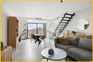 <strong>Immo Van Middelem verkoopt dit instapklaar duplexappartement (2021) van ca. 90 m² met 2 slaapkamers, terras en lift, gelegen in het kleinschalige bouwproject “Boonhof” in het centrum van Essene (Affligem).</strong><br /><br />De ligging biedt heel wat voordelen: openbaar vervoer (buslijnen richting Asse, Aalst en Brussel) en handelaars (o.a. apotheek en krantenwinkel) bevinden zich op wandelafstand. Bovendien bereikt u op enkele minuten de E40 richting Brussel of Aalst/Gent, evenals shoppingcenter 'The Leaf' met verschillende winkels, waaronder Albert Heijn, Torfs, enz.<br /><br />De indeling is als volgt (2de VERDIEPING):<br />- living (salon en eetplaats) met open, volledig ingerichte keuken en berging (met technische ruimte), toegang tot het terras;<br />- duplexverdieping: 2 slaapkamers, WC, badkamer, berging;<br />- privatieve buitenstaanplaats VERPLICHT aan te kopen aan 20.000 €.<br /><br />Gemeenschappelijke lasten +/- 63€ per maand (water en elektriciteit gemene delen, syndicus, blokpolis,...)<br /><br />Comfort:<br />- Vloerverwarming op aardgas<br />- Ventilatiesysteem type D<br /><br />EPC: 56 kWh/m².jaar - Label A (UC: 12862)<br />Elektriciteit conform AREI.<br />Vrij bij akte.