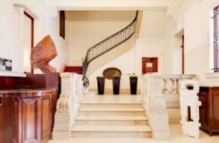 Praktische kantoorruimte te huur gelegen in een prestigieus gebouw tussen Centraal Station en Europese Wijk. De ruimte kan nog volledig ingericht worden naar wens. Zeer veel lichtinval. Het pand is zeer makkelijk bereikbaar met het openbaar vervoer en de wagen. Een ideale opportuniteit voor bedrijven op zoek naar comfortabele kantoren aan interessante voorwaarden.<br /><br />Oppervlakte: 2193 m².<br />Opslagruimte beschikbaar.<br />Excl. kosten en belastingen.