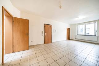 <p>We Invest Sud-Luxembourg presenteert u dit opbrengstpand met een uitstekend investeringspotentieel. Het ligt vlak bij het stadscentrum, alle winkels en op 5 minuten lopen van het station.</p>
<p></p>
<p>Dit pand is verdeeld over twee verdiepingen met elk een slaapkamer en een doucheruimte. Op de begane grond leidt een gemeenschappelijke hal naar de woonkamer en de kelders. Elke verdieping bestaat uit een lichte privéruimte met een eetkamer, een keukenhoek, een badkamer en een slaapkamer.</p>
<p></p>
<p>Deze indeling maakt het pand ideaal voor een woongemeenschap of een meergeneratiewoning.</p>
<p></p>
<p>Het huis beschikt ook over kelders in de kelderverdieping, die talrijke mogelijkheden bieden voor opslag of extra inrichting.</p>
<p></p>
<p>Een functioneel en veelzijdig pand, dat onmiddellijk potentieel biedt voor wie zijn huurinvestering wil optimaliseren!</p>
<p></p>
<p>Technische details: individuele water-, elektriciteits- en gasmeters voor elke verdieping, individuele verwarmingsketel voor elke verdieping, PVC-ramen met dubbele beglazing, EPC:E</p>
<p></p>
<p>Voor meer informatie of een bezichtiging:</p>
<p>📞 +32 (0)63 33 00 69 – 📧 sud.luxembourg@weinvest.be</p>
<br />
<p><i>Vertaald met DeepL.com (gratis versie)</i></p>