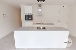 GESCHILDERD NIEUWBOUWAPP. IN HARTJE HASSELT MET 3 SLKS + TERRAS, TUIN & PARKING Op wandelafstand van het stadscentrum van Hasselt, Hoofdstad van de...