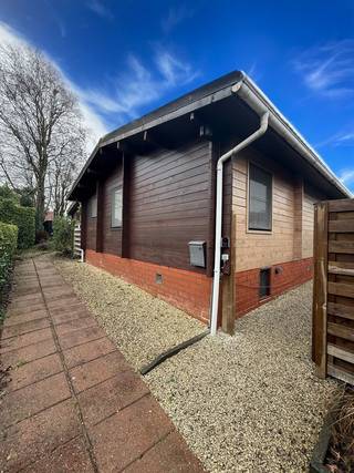 Te huur: open bebouwing in Zonnebeke, midden in de natuur en omringd door bos. Deze charmante woning aan Nonnebossen-Noord 48 biedt een unieke...