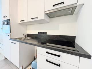 <p>Ideally located in Schaerbeek in the Josaphat district, close to the park, on the 1st floor of a recent building, we offer this superb 36m2 studio apartment. It offers a large, bright living room with an open-plan kitchen, bathroom, and separate toilet. Parking space (€120/month). PEB A. Common charges €160/month. Available from 1 January. This apartment will charm you with its great location and beautiful living room. A visit is a must!</p>