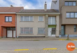 <strong>ERONDEGEM - Praktische woning met garage en tuin</strong><br />EERSTE BEZOEKDAG ZATERDAG 20/06 VAN 9U TOT 12U (enkel op afspraak!)<br /><br />Deze op te frissen gesloten bebouwing, gebouwd in 1968 op een perceel van 356 m², biedt een uitstekende combinatie van ruimte, comfort en potentieel. Doorheen de jaren werd de woning steeds met de nodige zorg onderhouden, waardoor ze vandaag een solide basis vormt voor wie op zoek is naar een eigendom die verder naar eigen smaak kan worden gemoderniseerd. Een bijzondere meerwaarde is de toegang aan de achterzijde van het perceel, een praktische troef die slechts zelden voorkomt bij een gesloten bebouwing.<br /><br />Bij het binnenkomen wordt u verwelkomd in een ruime inkomhal met traphal en gastentoilet. Vanuit de hal bereikt u de aangename woonkamer, die geniet van een mooie lichtinval. Verder beschikt de woning over een keuken en een polyvalente ruimte die perfect kan worden ingericht als bureau, hobbykamer of slaapkamer op het gelijkvloers.<br /><br />Op de eerste verdieping geeft de nachthal toegang tot drie volwaardige slaapkamers en een badkamer uitgerust met een douche en toilet. Daarnaast beschikt de woning over een praktische kelder met technische ruimte en extra bergruimte.<br /><br />Buiten geniet u van een aangenaam zuidoostgericht terras en een rustig, volledig omheind tuingedeelte waar u in alle privacy kunt ontspannen. De aanwezige garage zorgt bovendien voor extra comfort en parkeermogelijkheden.<br /><br />De woning wordt verwarmd op stookolie, waarbij de installatie conform is. Dankzij het EPC-label C biedt deze eigendom bovendien een gunstige energetische score.<br />Bent u op zoek naar een woning met een praktische indeling en een gezellige buitenruimte ? Bel voor een bezoek 053/60.65.60.<br /><br />De vermelde prijs is een richtprijs. Na ontvangst van de biedingen zal de verkoper beslissen of hij/zij de eigendom verkoopt aan het beste bod. De richtprijs is aldus niet bindend voor de verkoper. Voor meer info kunt u ons contacteren of het reglement raadplegen op onze website.