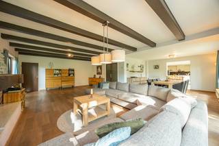 <p><strong>Karaktervolle villa met 5 slaapkamers op uitzonderlijk perceel van 2.865 m² in residentiële woonomgeving te Turnhout. Epc 270 kWh/m² (C), EK conform!</strong></p>
<p><strong>Ligging</strong>; Gelegen in de gegeerde en bosrijke Kampheidelaan op de grens tussen Turnhout en Ravels, geniet deze eigendom van rust, privacy en bereikbaarheid. De omgeving wordt gekenmerkt door vrijstaande woningen op ruime percelen, omgeven door groen en natuur. Winkels, scholen, openbaar vervoer en belangrijke verbindingswegen op korte afstand.<strong> </strong></p>
<p><strong>Indeling: -1: </strong>Kelder <strong>0:</strong> hal, vestiaire, toilet, woonkamer, eetkamer, keuken, 2 slpk, 2 badk, bureau. <strong>+1:</strong> 3 slpk, polyvalente ruimte. <strong>Buiten: </strong>Carport, tuinhuis.<br /><br /><strong>Omschrijving: </strong>Via de royale inkomhal met vestiaire en gastentoilet krijgt u meteen een eerste indruk van het open karakter van deze woning. Grote raampartijen zorgen doorheen de woning voor een aangename lichtinval en een mooi zicht op het omliggende groen. De ruime woonkamer op parketvloer en authentieke open haard vormt samen met de eetkamer een gezellige leefomgeving. Aansluitend bevindt zich de open leefkeuken met o.a. een luxe Falcon 5 pits gasfornuis en kookeiland, voldoende kastruimte en een gezellige ontbijthoek met pelletkachel. Verder beschikt het gelijkvloers over een bureau, een ruime master bedroom met ensuite badkamer en een tweede slaapkamer met badkamer, waardoor gelijkvloers wonen perfect mogelijk is. Op de verdieping bevinden zich drie volwaardige slaapkamers, en een polyvalente ruimte die kan worden ingericht als dressing, bureau of extra badkamer.</p>
<p>Rondom de woning geniet u van een prachtige grote tuin met zuidwest oriëntatie, volwassen bomen, een moestuin, meerdere terrassen en optimale privacy.</p>
<p>De voorbije jaren werden belangrijke renovaties uitgevoerd, waaronder een vernieuwd en geïsoleerd dak, nieuw buitenschrijnwerk en spouwmuurisolatie. Daarnaast beschikt deze woning over een praktische kelder.</p>
<p><strong>Troeven: <br /></strong>- Perceel van 2.865 m²<br />- Residentiële ligging in de gegeerde Kampheidelaan<br />- 5 slaapkamers - 2 badkamers<br />- Mogelijkheid tot extra badkamer of dressing<br />- Vernieuwd en geïsoleerd dak<br />- Vernieuwd buitenschrijnwerk<br />- Diverse energetische verbeteringen uitgevoerd<strong><br /></strong>- Gelijkvloers wonen mogelijk<br />- Privacy en groenbeleving<br /><br /><strong>Een ideale gezinswoning voor wie ruim, comfortabel en groen wil wonen!</strong><br /><br />Bijzondere informatieplicht: in aanvraag.</p>
<p><strong> </strong></p>
<p><strong> </strong></p>
<p><strong> </strong></p>
<p><strong> </strong></p>
<p><strong> </strong></p>
<p><strong> </strong></p>
<p><strong> </strong></p>
<p><strong> </strong></p>
<p></p>