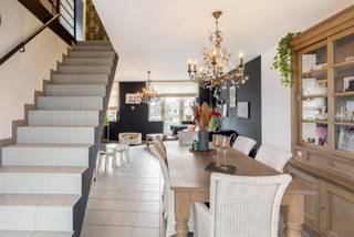 <strong>RUIM, INSTAPKLAAR DUPLEXAPPARTEMENT (OPBRENGSTEIGENDOM) MET 2 SLAAPKAMERS, TERRAS EN KELDERBERGING BINNEN DE KLEINE RING VAN HASSELT !</strong><br /><br />Dit ruim en instapklaar appartement bevindt zich op de bruisende Martelarenlaan in het centrum van Hasselt. Deze locatie staat gekend voor zijn verbinding tussen het Kolonel Dusartplein en Quartier Bleu, met vlakbij alle voorzieningen zoals een bakker, slager, tal van toffe cafés, trendy restaurants, hippe boetieks enzovoort. Hier zit je met andere woorden op één van de meest gezellige locaties van de stad met bovendien voldoende parkeergelegenheid (bewonersparkeren geldt in de omliggende straten) en het openbaar vervoer op wandelafstand. <br /><br />Dit duplex-appartement dat gebouwd werd in 1930 en een renovatie onderging in 2005, bevindt zich op de 2de en 3de verdieping en werd goed onderhouden. Het appartement is bereikbaar via een buitentrap die toegankelijk is via de gemeenschappelijke binnenkoer en beschikt onder andere over een privé terras achteraan en private kelderberging. <br /><br />Je betreedt via het terras de inkomhal, dewelke aansluit op de ruime leefruimte met open keuken en de CV-ruimte, waar plaats is voor het wegbergen van een extra koelkast/diepvries. Hier bevindt zich eveneens een HR-ketel (geplaatst 2019). De open, betegelde trap leidt verder naar de 3de verdieping waar je enerzijds twee slaapkamers treft en anderzijds een apart toilet en ruime badkamer met douchebad en dubbele lavabo. Hier is aansluiting en ruimte voorzien voor het aansluiten van een wasmachine en droogkast. <br /><br />Extra bergruimte heb je in de kelderberging. Bij de gemeenschappelijke binnenkoer is er plaats voor opslag van fietsen. <br /><br />Kortom: hier tref je een instapklaar en gezellig appartement aan op een locatie die makkelijk bereikbaar is en tegelijk op wandelafstand enorm veel te bieden heeft. <br /><br />Het appartement wordt op dit moment verhuurd aan 750,- EUR/maand + 15,- EUR/maand aan gemeenschappelijke kosten voor het reservefonds. Het biedt een verhuurrendement van 3,64%, dus ook uiterst geschikt als investering.<br /><br />Opmerking: Er dient enige duiding gegeven te worden omtrent de EPC-score. In realiteit verklaart de eigenaar dat er wel degelijk isolatie aanwezig is in de spouwmuren en het dak (35 cm glaswol). Door het ontbreken van bewijsstukken werd hier geen rekening mee gehouden in de huidige EPC-score. Rekening houdend daarmee zou de reële EPC-score dus beduidend lager moeten komen te liggen (103 kWh/m²jaar). Volgens het oude EPC-verslag had het appartement een EPC-score van 145 kWh/m²jaar.<br /><br />Interesse? Contacteer ons op 011 96 51 76 of mail naar info@momentumvastgoed.be