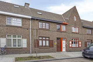 In de charmante Stokersstraat, gelegen in het historische Sint-Gilliskwartier, vind je deze gezellige en lichtrijke op te frissen woning met tal...