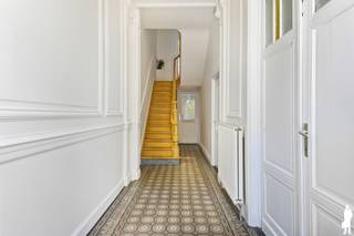 <strong>Vernieuwde stadswoning met zonnige tuin<br /><br />-- Schrijf u in op de website van De Boer en Partners voor de kijkdagen --<br /><br /></strong>Deze woning ligt op een unieke plek: in hartje Haringrode, op de grens van het geweldige Zurenborg en het hippe Groen Kwartier.<br />Je geniet hier van het beste van de drie buurten tegelijk.<br />Station Berchem ligt om de hoek, trendy horecazaken liggen op een steenworp, de gezellige pleinen van Zurenborg zijn een korte wandeling verder en het historisch centrum bereik je moeiteloos met de fiets.<br />Een buurt die opvalt door haar rust en tegelijk uitstekende bereikbaarheid, ideaal voor wie stad en comfort wil combineren.<br /><br />De woning zelf werd de afgelopen twee jaar volledig vernieuwd, meet wel 240 m² en beschikt over maar liefst 5 slaapkamers.<br />De grootste troef is de ruime tuin van 43 m², zonder inkijk.<br />Een echte buitenoase in het midden van de stad.<br /><br />Indeling:<br />- inkomhal op een prachtige tegelvloer<br />- salon en woonkamer (ca. 30 m²) op houten vloeren, met doorgang naar de eetkamer en open keuken (ca. 25 m²)<br />- twee dubbele deuren die volledig kunnen opengezet worden naar de zonnige tuin: een heerlijk binnen-buitengevoel<br />- op de eerste tussenverdieping een badkamer met douche, ligbad en dubbele wastafel<br />- ruime slaapkamer (ca. 23 m²) met dressing (ca. 15 m²) op de eerste verdieping<br />- tweede tussenverdieping met vernieuwde wasplaats, douche en wastafel<br />- ruime slaapkamers (ca. 23 m² en ca. 15 m²) op de tweede verdieping<br />- volledig ingerichte zolderverdieping tot in de nok, met extra keuken, badkamer en mezzanine<br /><br />Bijzonderheden:<br />- volledig vernieuwd in 2025-2026<br />- EPC B (199 kWh/m²)<br />- ruime tuin van 43 m², zonder inkijk