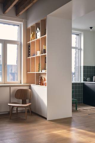 Stijlvol gemeubeld appartement op toplocatie nabij Park Spoor Noord<br /><br />Ontdek dit smaakvol en volledig instapklaar appartement in de Sint-Jobsstraat te Antwerpen, op wandelafstand van winkels, restaurants, bakkerijen en sportfaciliteiten. <br />De uitstekende ligging aan Park Spoor Noord en op slechts 15 minuten wandelen van het MAS maakt dit een bijzonder gegeerde woonplek.<br /><br />Het appartement biedt een doordachte indeling met een gemeenschappelijke inkomhal (met plaats voor 2 fietsen per appartement), <br />een lichtrijke eetruimte met open keuken en een gezellige tv-hoek met comfortabel zitmeubel. <br />Het ingebouwde bureau maakt deze woonst perfect voor wie regelmatig van thuis uit werkt. <br /><br />Doorheen het hele appartement is er veel opbergruimte.<br />De slaapkamer beschikt over een comfortabel bed. Aansluitend zijn er een moderne badkamer met douche en wastafel, een afgescheiden toilet en een praktische wasplaats,met wasmachine en droogkast .<br /><br />De woning wordt volledig bemeubeld verhuurd en is afgewerkt met hoogwaardige materialen zoals parket, stijlvolle verlichting, in-between gordijnen en maatkasten in elke ruimte. <br />De keuken is volledig uitgerust met een ingebouwde koelkast met diepvries, vaatwasser en oven.<br /><br />Extra troef is het aangename terras met glazen schuifwanden, ideaal om het hele jaar door van te genieten.<br /><br />Dit appartement is uitermate geschikt voor expats, tijdelijke professionals, koppels of alleenstaanden die op zoek zijn naar een stijlvolle, ingerichte en perfect gelegen woonst. Verhuurd via jaarcontract (verlenging bespreekbaar).<br /><br />Huurprijs: €1.200/maand<br />Vaste kosten: €50/maand (beheer gebouw)<br />Interesse?<br />Neem contact op via +32 (0) 472 81 65 56 (bij voorkeur bericht via WhatsApp)<br />of mail naar marijkesybers@hotmail.com voor een bezoek!