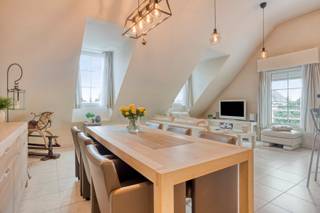 Op de tweede verdieping van een verzorgd en kleinschalig gebouw met lift bevindt zich dit instapklare en lichtrijke appartement. Het appartement biedt een aangename woonoppervlakte en een praktische indeling, ideaal voor wie comfortabel en rustig wil wonen, met alle voorzieningen binnen handbereik.<br /><br />U komt binnen via een ruime inkomhal met gastentoilet en handenwasser. De lichtrijke woon- en eetkamer van maar liefst 34m² biedt biedt ruimte voor een gezellige leefruimte met zit- en eetgedeelte. Aansluitend bevindt zich de halfopen, volledig uitgeruste keuken met elektrisch fornuis, oven, koelkast, vaatwasser en veel opbergruimte.<br /><br />Via de nachthal bereikt u twee volwaardige slaapkamers van respectievelijk 12 m² en 17 m². Vanuit de grootste slaapkamer heeft u rechtstreeks toegang tot het zonnige, zuidgericht terras – een ideale plek om in alle rust van de buitenlucht te genieten. De badkamer is ingericht met een ligbad voorzien van douchescherm, een wastafelmeubel. In de aparte technische berging is er een aansluiting voor een wasmachine, droogkast alsook de recente CV-ketel (bwj 2022).<br /><br />Bij het appartement hoort een privatieve garagebox, verplicht aan te kopen mits meerprijs van 30.000 Euro. Daarnaast kan je gebruik maken van een aparte kelder 5m² en een extra tweede kelderberging van 34m². In 2023 werden de keukentoestellen (vaatwasmachine, kookplaat, oven en koelkast) vernieuwd. In 2024 werd het kraanwerk in keuken en badkamer vernieuwd. Er is een alarminstallatie aanwezig en de voordeur van het appartement heeft een 4 puntslot.<br /><br />Dit appartement combineert een royale indeling met een uitstekende ligging nabij winkels, openbaar vervoer en belangrijke invalswegen. Ideaal voor zowel eigen bewoning als investering!