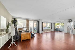 <p>Te koop: ruim appartement op de Groenenborgerlaan in Wilrijk, met vlotte verbinding naar Antwerpen centrum en belangrijke invalswegen.</p>

<p> </p>

<p>Dit appartement biedt vier volwaardige slaapkamers, ideaal voor grote gezinnen, thuiswerkers of wie extra kamers wenst voor dressing, bureau of hobbyruimte. Er is veel bergruimte aanwezig en een garage met elektrische poort kan optioneel worden mee aangekocht (€45.000)voor extra comfort en veiligheid. De ligging is bijzonder praktisch: nabij scholen, winkels en openbaar vervoer.</p>

<p> </p>

<p>Belangrijkste ruimtes:<br />• Woonkamer met airco en veel lichtinval<br />• Keuken met vaatwasser, dampkap, microgolfoven en elektrisch oven<br />• Vier slaapkamers, waarvan sommige met ingemaakte kasten, dressing en airco<br />• Badkamer met douche, zitbad, toilet, wastafel en ventilatiesysteem<br />• Twee bergingen voor extra opslag<br />• Apart toilet met handenwasser</p>

<p> </p>

<p>Troeven:<br />• Vier volwaardige slaapkamers, flexibel in gebruik<br />• Veel bergruimte en optionele garage met elektrische poort<br />• Centrale ligging met uitstekende bereikbaarheid<br />• Gelijksvloer appartement</p>

<p> </p>

<p>Neem vandaag nog contact op met je ERA-makelaar voor een bezoek.</p>

<p> </p>

<p>JOUW DROOMAPPARTEMENT. ZO GEVONDEN!</p>