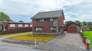 <p>Bij ImmoFusion 7/7 “open huis” : klik op onze 3D-TOUR. Ervaar vastgoed alsof je er zelf doorloopt!<br /><br />Dit stevige en goed onderhouden pand is gelegen in één van de mooiere buurten van Helchteren. Met maar liefst 191 m² bewoonbare oppervlakte op een perceel van bijna 11 are biedt deze woning alle ruimte voor een gezin. Wat deze locatie extra bijzonder maakt, is dat er in de omgeving vrijwel niet meer gebouwd kan worden. Op één bouwgrond na blijft het groene karakter van de buurt dus behouden, waardoor je hier geniet van rust, privacy en een prachtig uitzicht.<br /><br />Bij het betreden van de woning kom je terecht in de inkomhal, vanwaar je toegang hebt tot de bovenverdieping en de ruime leefruimte. Dankzij de grote raampartijen geniet deze ruimte van veel natuurlijke lichtinval. Aansluitend bevindt zich de keuken. Voor wie houdt van een open leefconcept, bestaat hier de mogelijkheid om de keuken open te maken naar de woonkamer.<br /><br />Verder is er op het gelijkvloers nog een extra ruimte die toegang biedt tot de badkamer, de tuin, een praktische berging en een apart toilet.<br /><br />Op de verdieping bevinden zich vier ruime slaapkamers, allemaal met een aangename lichtinval. Daarnaast is er via een luik toegang tot de zolder. De indeling van de woning is praktisch en gezinsvriendelijk.<br /><br />Buiten beschikt de woning over een vrijstaande garage met daarachter nog extra bergruimte. De ruime tuin wordt momenteel deels gebruikt als moestuin. De aanwezige planten worden bij verkoop verwijderd, waardoor de nieuwe eigenaar de tuin volledig naar eigen smaak kan inrichten. Achteraan bevindt zich bovendien nog een schuur die extra opslagmogelijkheden biedt.<br /><br />De woning is ideaal gelegen voor wie centraal wil wonen, dichtbij scholen, winkels en openbaar vervoer, maar tegelijk wil genieten van rust, groen en privacy. Een unieke kans in één van de meest gegeerde buurten van Helchteren.<br /><br />Maatregelen opgenomen in het Maatregelenregister: nee<br /><br />Pluspunten:<br />-Gelegen in een rustige en groene buurt<br />-191 m² bewoonbare oppervlakte<br />-4 ruime slaapkamers<br />-Gunstig EPC<br />-Vrijstaande garage met extra bergruimte<br />-Ruime tuin met veel privacy<br />-Nabij scholen, winkels en openbaar vervoer<br />-Stevige constructie met veel potentieel<br />-Beperkte toekomstige bebouwing <br />-Groene omgeving<br /><br />Voor een bezichtiging ter plaatse of meer info, bel ons op 078/78.78.70, of kom gewoon binnen op ons kantoor, steeds welkom!</p>